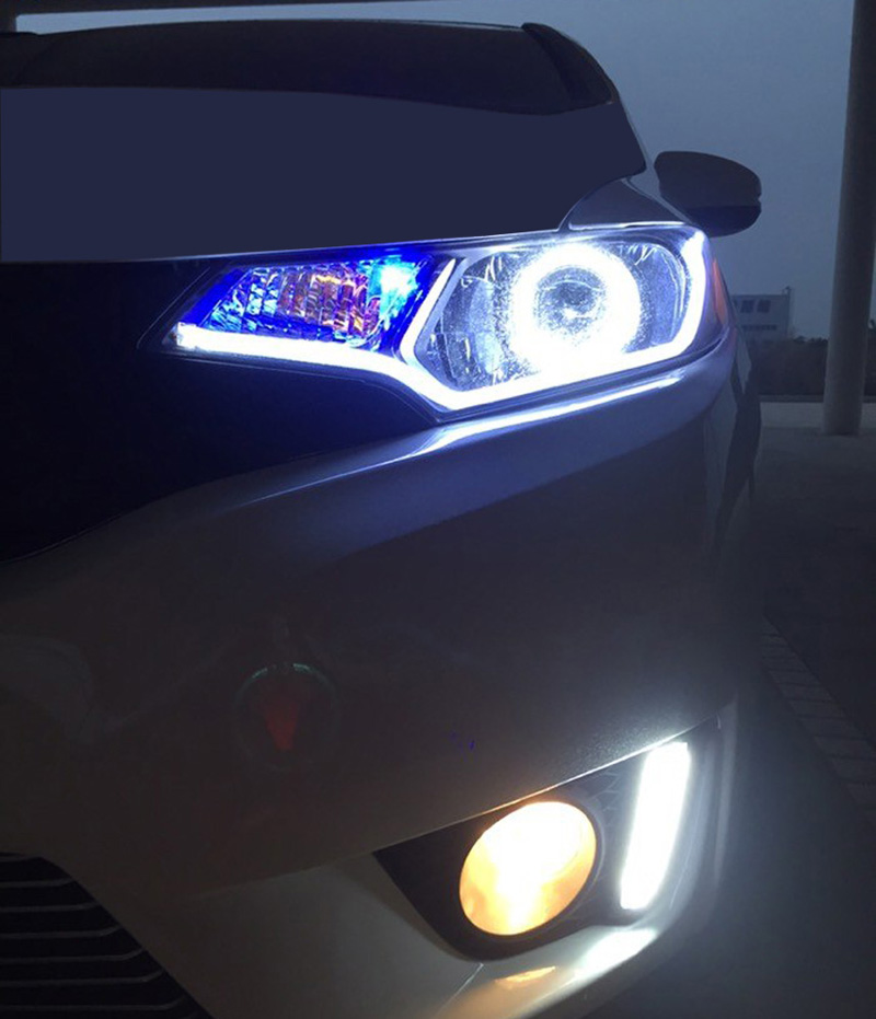 汽车日间行车灯正面照